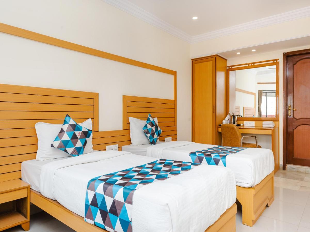 Hotel Galaxy Opp Surat Railway Station Bagian luar foto