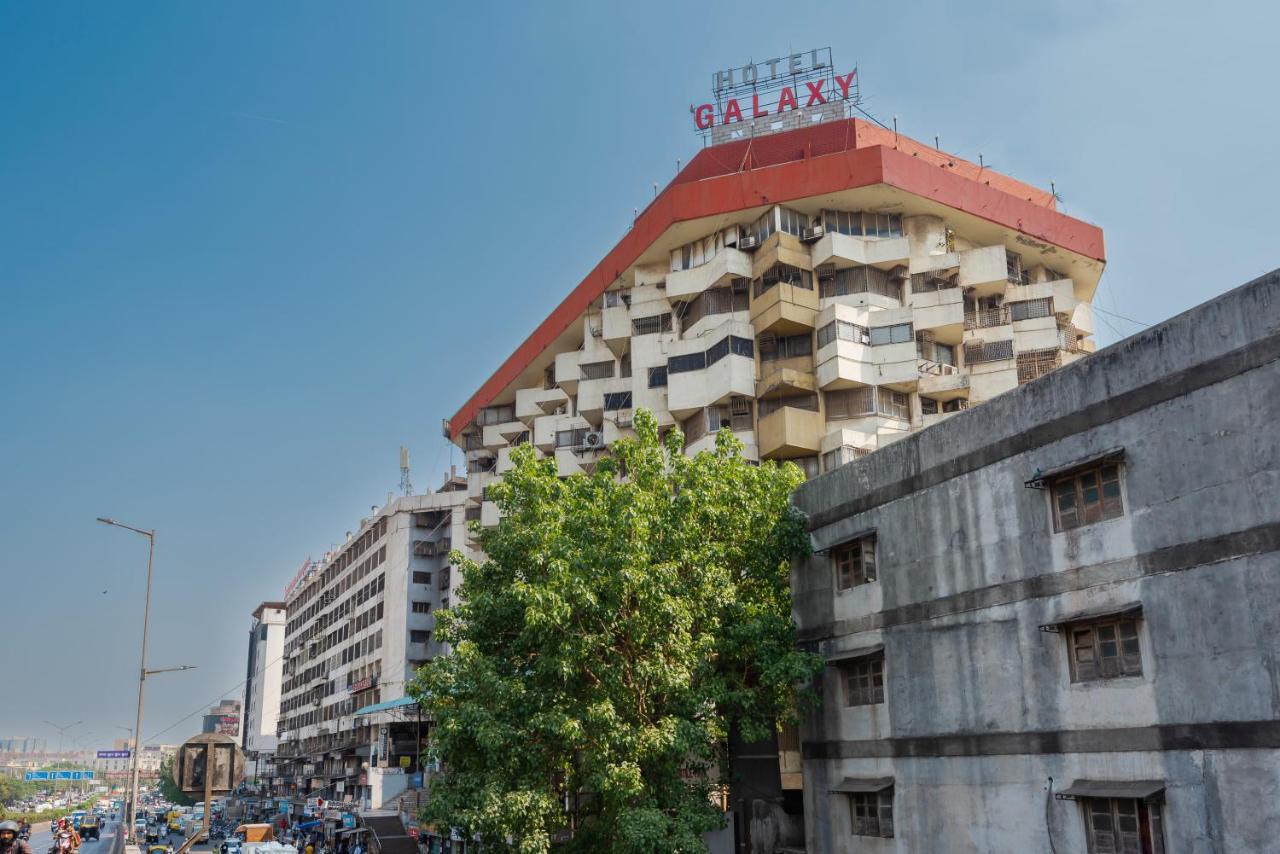 Hotel Galaxy Opp Surat Railway Station Bagian luar foto