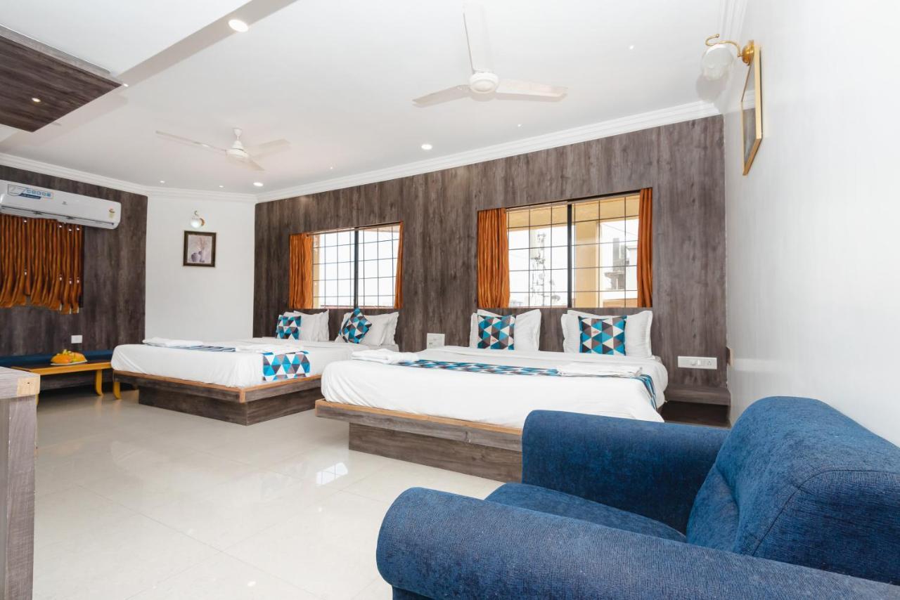 Hotel Galaxy Opp Surat Railway Station Bagian luar foto